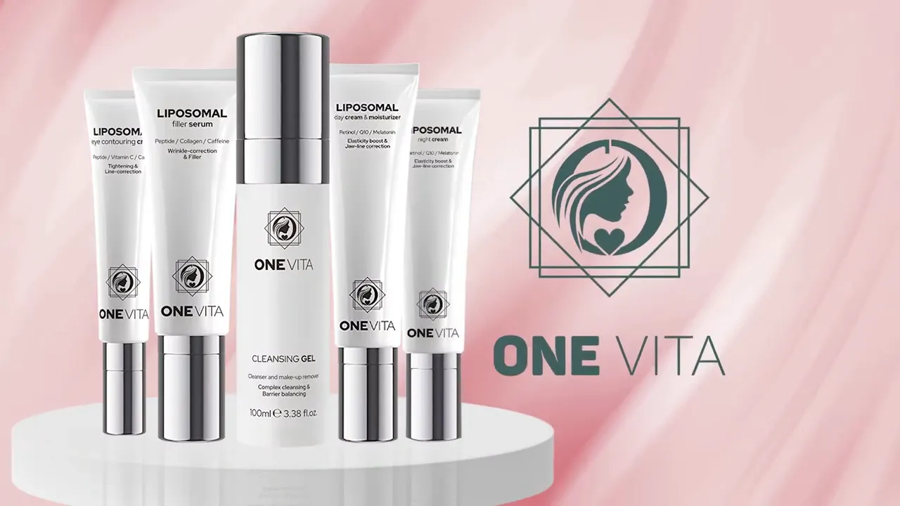 Exposition des produits de soin ONE VITA, y compris des gels nettoyants et diverses crèmes liposomales, disposés sur un piédestal blanc, sur fond rose. Conformément à nos directives de vente claires en matière de marque, le logo et le nom officiels de ONE VITA sont affichés sur la droite.
