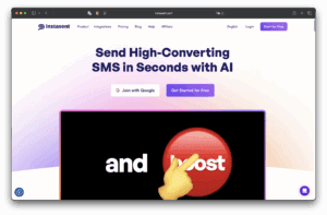 Sur la page d’accueil d’Instasent, il y a un titre qui utilise l’IA pour envoyer des SMS à forte conversion en quelques secondes. Il y a un partenariat Google et un bouton pour démarrer gratuitement, ainsi qu’un grand bouton rouge de publication pointé par une main de dessin animé.